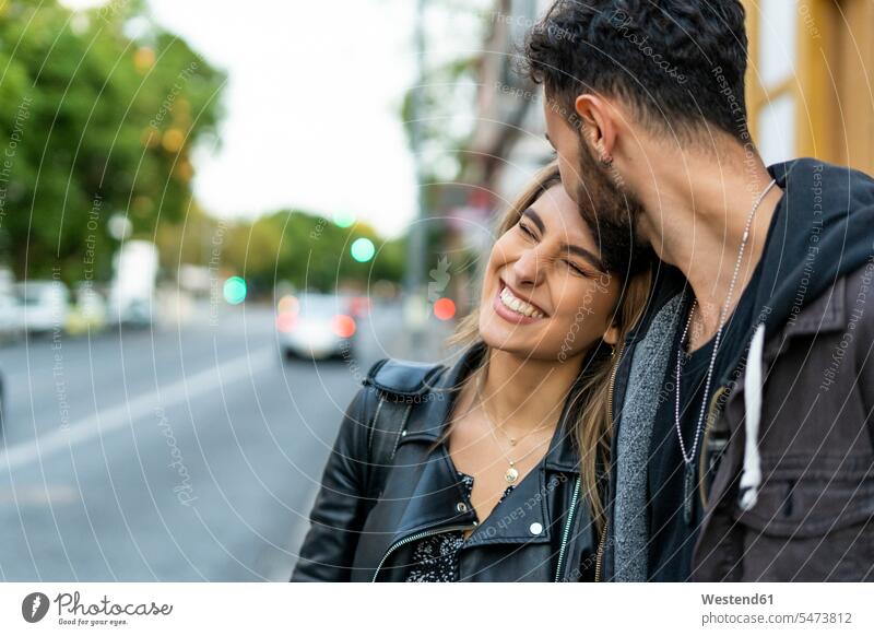 Porträt einer glücklichen jungen Frau mit ihrem Freund freuen Glück glücklich sein glücklichsein gefühlvoll Emotionen Empfindung Empfindungen fühlen Gefühl