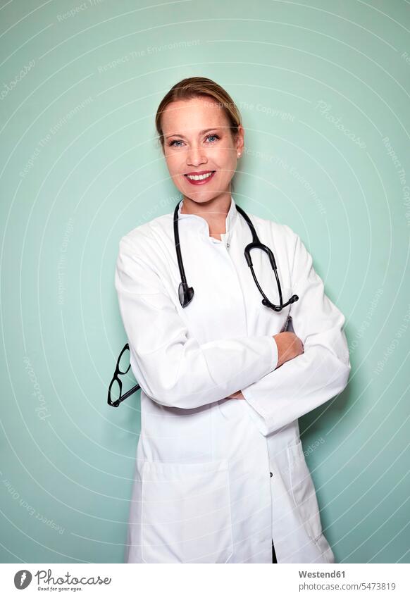 Porträt einer lächelnden Ärztin mit Stethoskop Frau weiblich Frauen Aerztin Ärztinnen Doktorinnen Aerztinnen Portrait Porträts Portraits Stethoskope Erwachsener