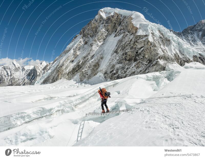 Nepal, Solo Khumbu, Everest, Sagamartha-Nationalpark, Bergsteiger bei der Überquerung des Eisfalls bei Western Cwm balancieren Balance Himalaya bergsteigen