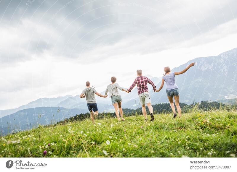 Freunde laufen auf einer Wiese in den Bergen, Achenkirch, Österreich Kameradschaft entspannen relaxen begeistert Enthusiasmus enthusiastisch Überschwang