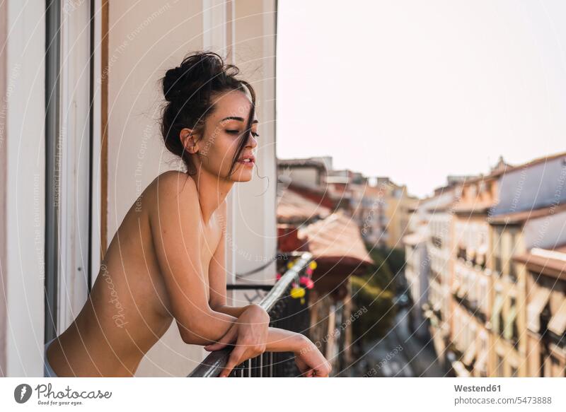 Schöne barbusige junge Frau auf Balkon über der Stadt schön aufstützen aufgestuetzt aufgestützt halbnackt halb nackt unbekleidet nackte nacktes nackter