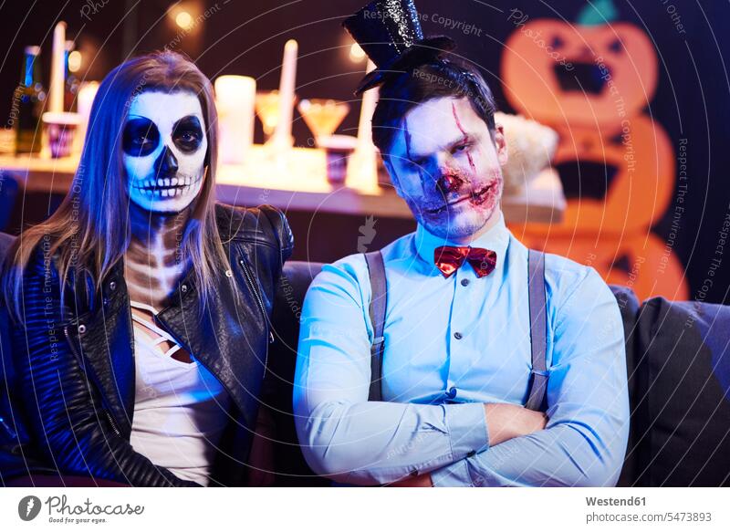 Porträt eines gespenstischen Paares auf der Halloween-Party Freunde Langeweile langweilig gelangweilt maskiert Parties Partys Abend vor Allerheiligen feiern