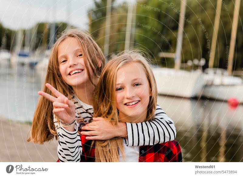 Portait von zwei glücklichen Mädchen gluecklich sein Glück Gluecklichsein Glücklichsein glücklich sein Portrait Porträts Portraits weiblich Kind Kinder Kids