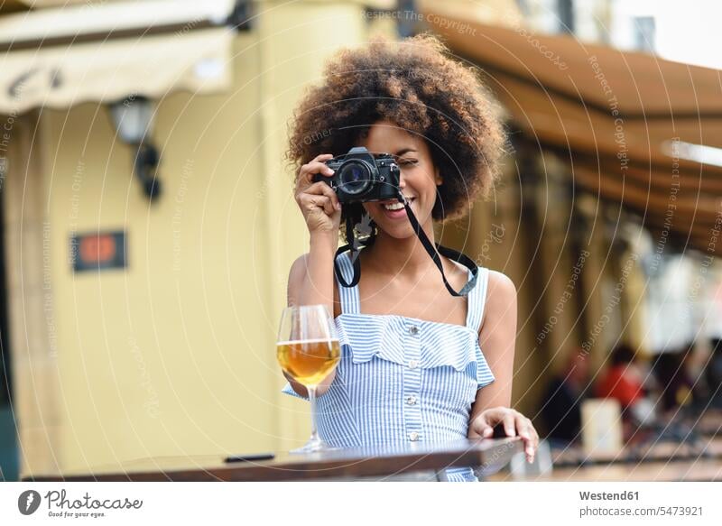 Junge Frau fotografiert mit Kamera im Freien fotografieren weiblich Frauen Fotoapparat Fotokamera Kameras Erwachsener erwachsen Mensch Menschen Leute People