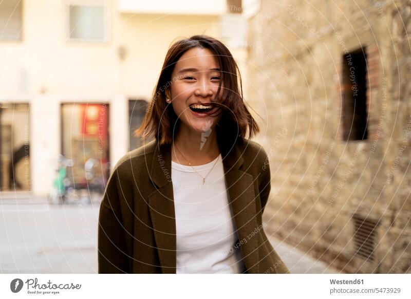 Italien, Florenz, glückliche junge Frau in der Stadt Asiate Asiaten asiatische asiatische Abstammung Asiatisch asiatisches asiatischer genießen geniessen Genuss