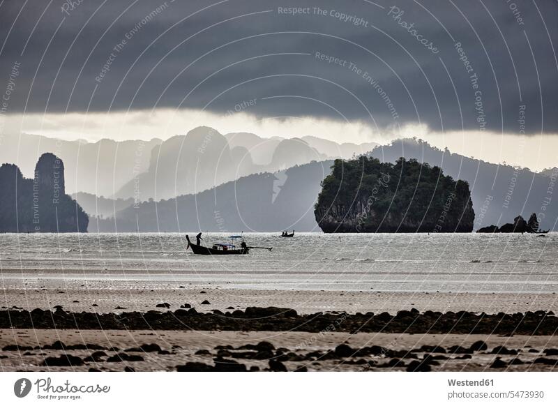 Thailand, Ko Yao Yai, Silhouette eines Fischerbootes auf dem Meer Küste Küstenlandschaft bewölkt Bewölkung Wolke bedeckt Wolken Bewoelkung wolkig bewoelkt Natur