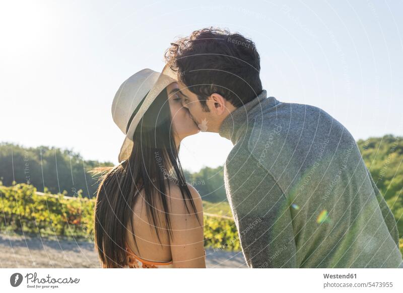 Italien, Toskana, Siena, junges Paar küsst sich in einem Weinberg küssen Küsse Kuss Pärchen Paare Partnerschaft Weingaerten Weingarten Weingärten Weinberge