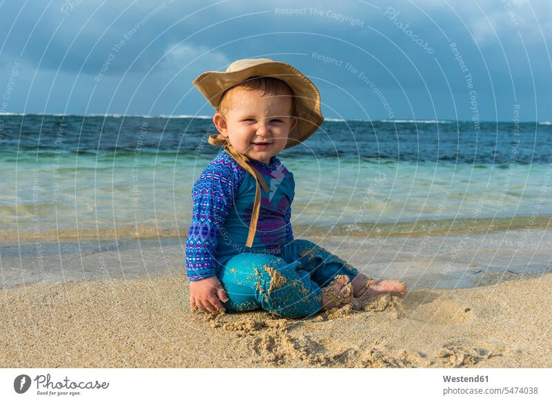 Panama, San Blas Inseln, Achutupo, Baby spielt im Sand am Strand Badekleidung Badebekleidung Sonnenschutz Beach Straende Strände Beaches UV-Schutz Babies Babys