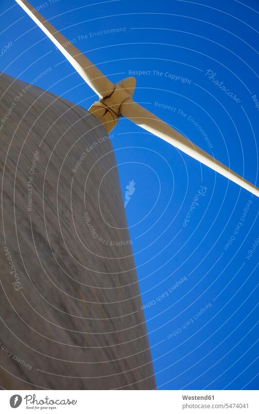 Niederwinkel-Ansicht einer Windkraftanlage Windenergieanlage WEA WEAs Windkraftwerk Windenergieanlagen Windkraftwerke Umweltschutz Ökologie Nachhaltigkeit