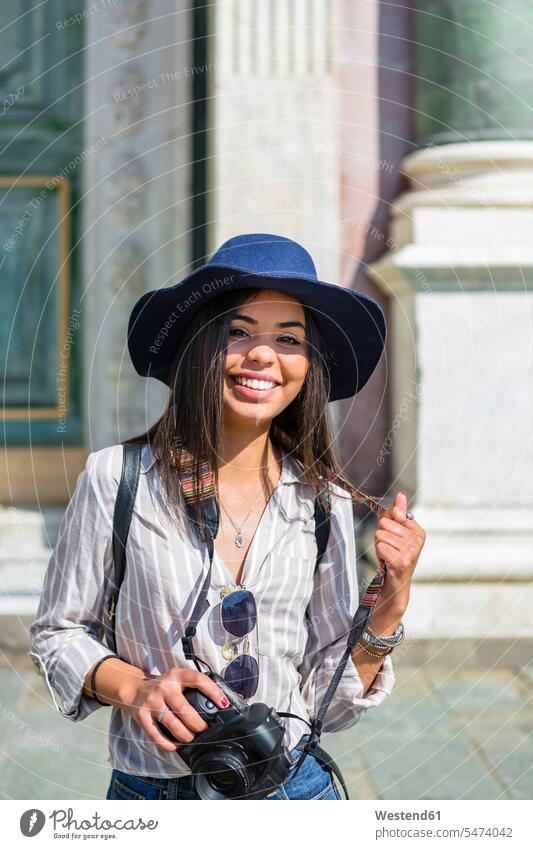 Italien, Florenz, Porträt eines glücklichen jungen Touristen mit Kamera und Sonnenbrille Portrait Porträts Portraits Glück glücklich sein glücklichsein
