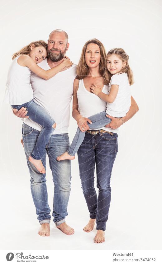 Porträt einer Familie mit zwei Töchtern vor weissem Hintergrund Hosen Jeanshose innig nah Farben Farbtoene Farbton Farbtöne weiße weißer weißes stehend steht