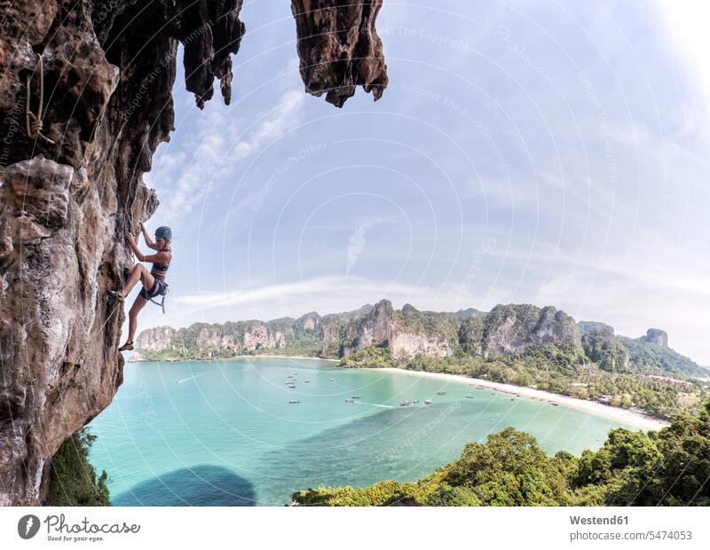 Thailand, Krabi, Thaiwand-Wand, Frau klettert in Felswand über dem Meer weiblich Frauen klettern steigen Felsen Meere Erwachsener erwachsen Mensch Menschen