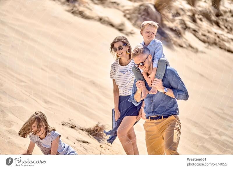 Glückliche Familie geht gemeinsam am Strand spazieren gehen gehend glücklich glücklich sein glücklichsein Gemeinsam Zusammen Miteinander Beach Straende Strände