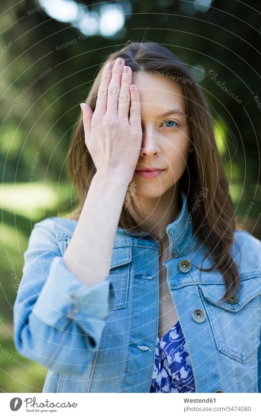 Porträt einer jungen Frau im Freien, die ein Auge bedeckt weiblich Frauen Augen Menschliche Augen bedecken abdecken zudecken Portrait Porträts Portraits