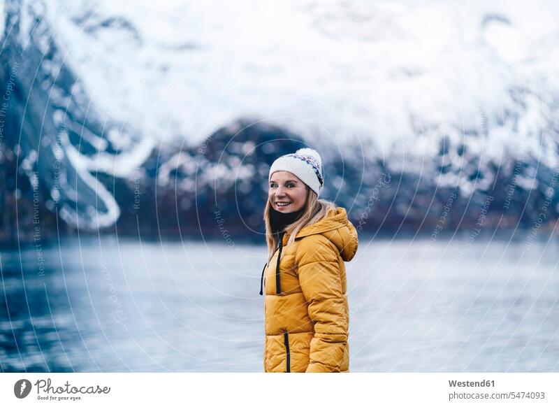 Porträt eines glücklichen Touristen auf Hamnoy, Lofoten, Norwegen Leute Menschen People Person Personen Europäisch Kaukasier kaukasisch 1 Ein ein Mensch