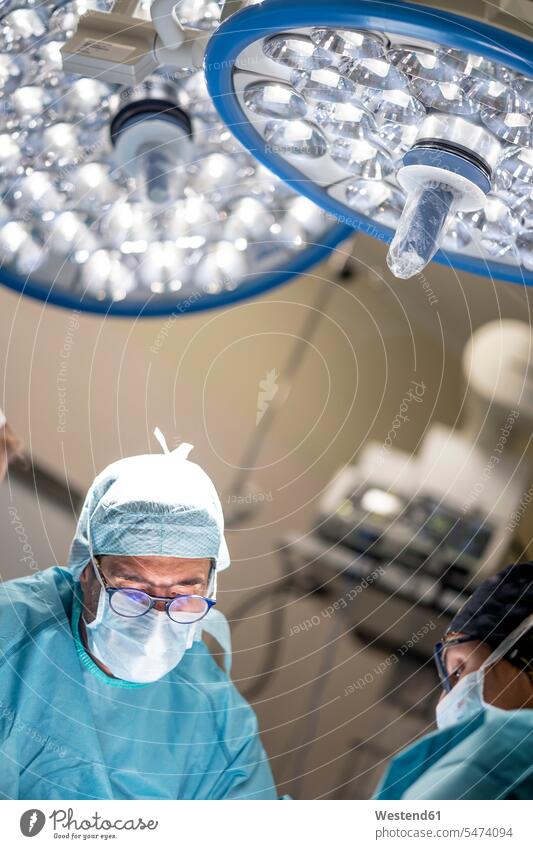 Porträt des Arztes Chirurg während der Operation Mann Männer männlich Doktoren Ärzte Chirurgie Chirurgen Konzentration konzentriert konzentrieren Portrait