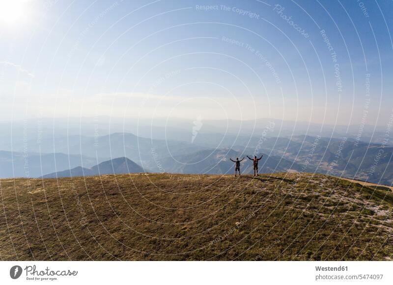 Italien, Monte Nerone, zwei Wanderer auf dem Gipfel eines Berges genießen die Aussicht wandern Wanderung Mann Männer männlich geniessen Genuss Ausblick Ansicht