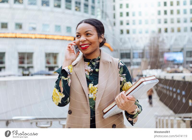 UK, London, Porträt einer modischen Geschäftsfrau am Telefon telefonieren anrufen Anruf telephonieren Geschäftsfrauen Businesswomen Businessfrauen Businesswoman