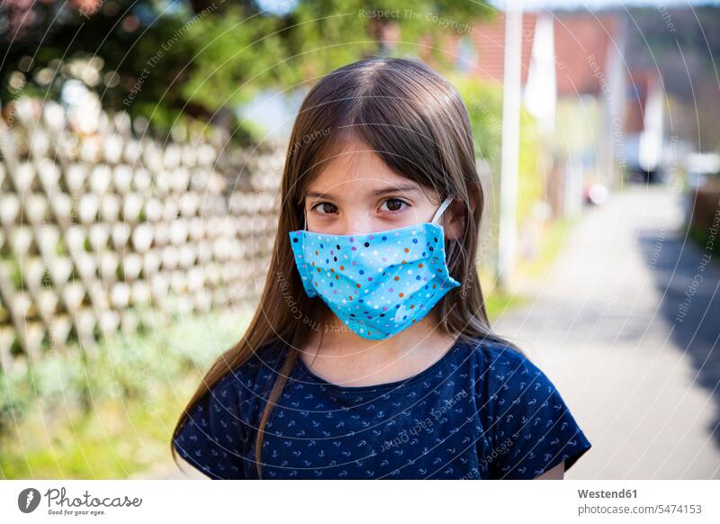 Mädchen mit selbstgemachter Schutzmaske T-Shirts blaue blauer blaues stehend steht geschützt schützen Absicherung alltäglich gefaehrlich Gefahren gefährlich