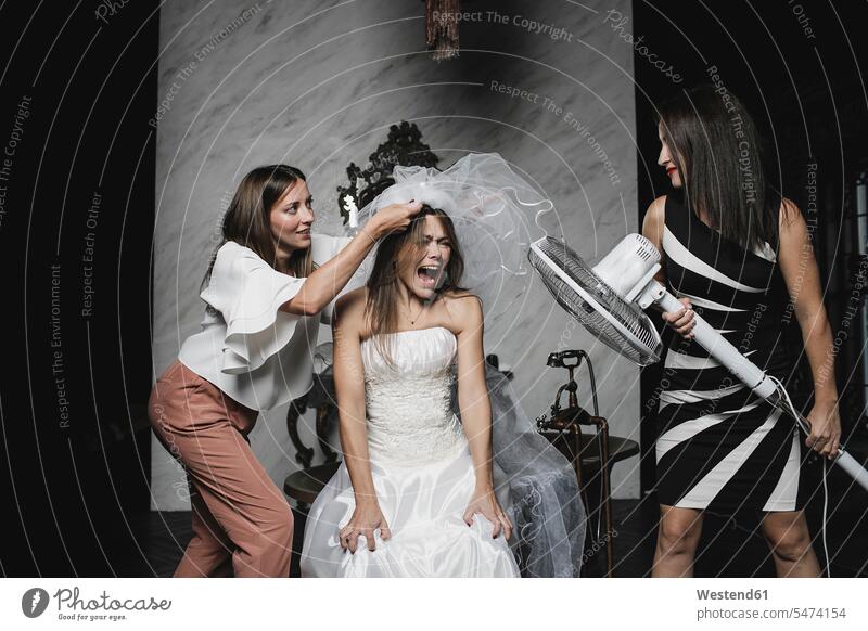 Verspielte Freunde und Braut bei der Hochzeitsvorbereitung Freundinnen Frau weiblich Frauen verspielt spielerisch heiraten Heirat Hochzeiten Vorbereitung