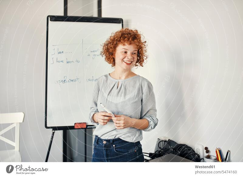 Lächelnde Geschäftsfrau leitet eine Präsentation am Flipchart im Konferenzraum Europäer 30-35 Jahre Frau mittleren Alters eine Person Zufriedenheit