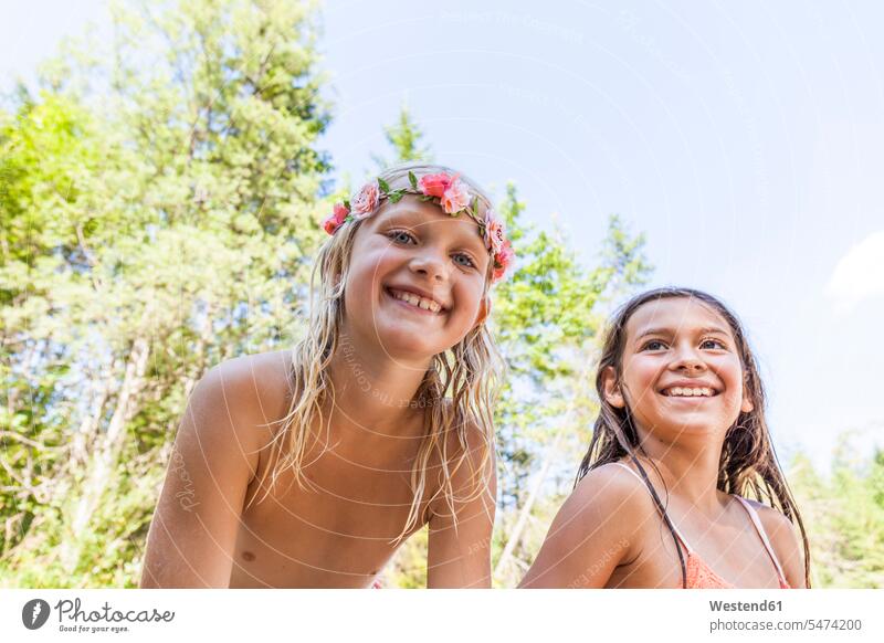 Porträt eines glücklichen Mädchens mit Blumenkrone und Freund im Freien im Sommer Freundinnen Haarkranz Haarkränzchen Haarkränze Haarkraenzchen Haarkraenze