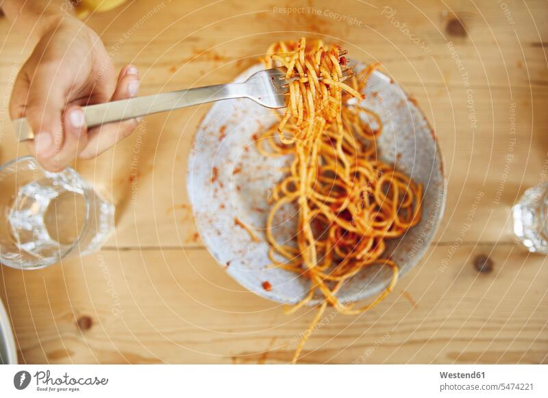 Hand des Jungen hält Gabel mit Spaghetti daheim zu Hause drinnen Innenaufnahmen Essen Essen und Trinken Food Lebensmittel Nahrungsmittel Nudeln Spagetti essend