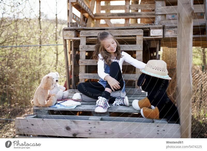 Mädchen spielt mit ihren Teddybären im Baumhaus Teddies Teddybaer Teddybaeren sitzend sitzt freuen Glück glücklich sein glücklichsein zufrieden frei Muße