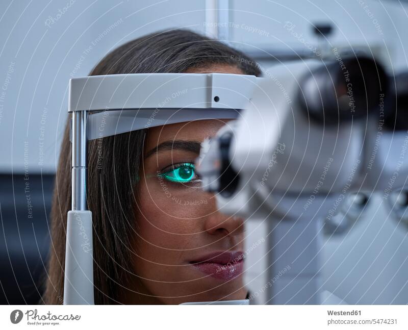 Optikerin, Junge Frau beim Sehtest Patientin Kranke Patientinnen Optometrie Sehvermögen Augenlicht Sehvermoegen Sehkraft Kranker Patienten Krankheit