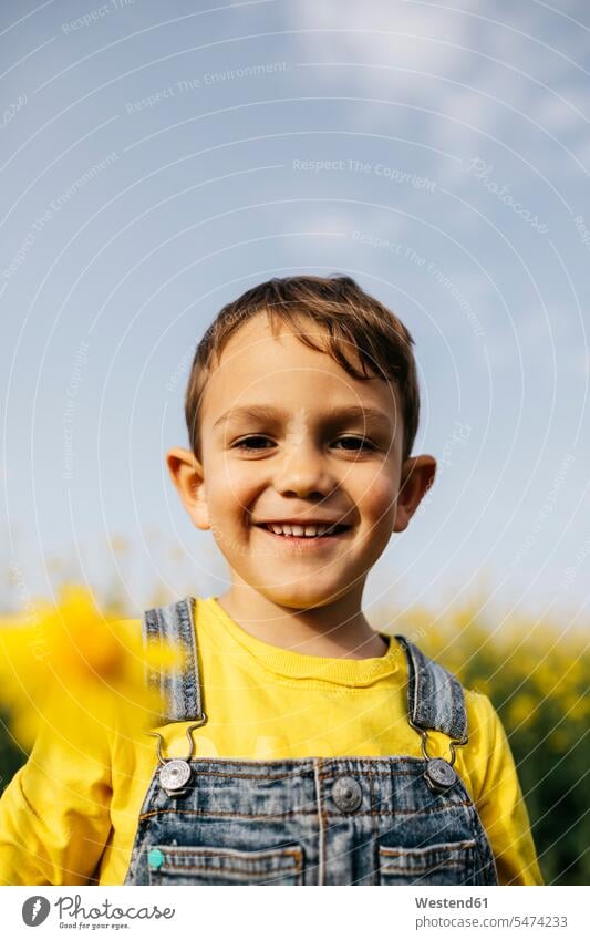 Porträt eines glücklichen kleinen Jungen mit gepflückter gelber Blume in der Natur gelbes Portrait Porträts Portraits Glück glücklich sein glücklichsein Blumen