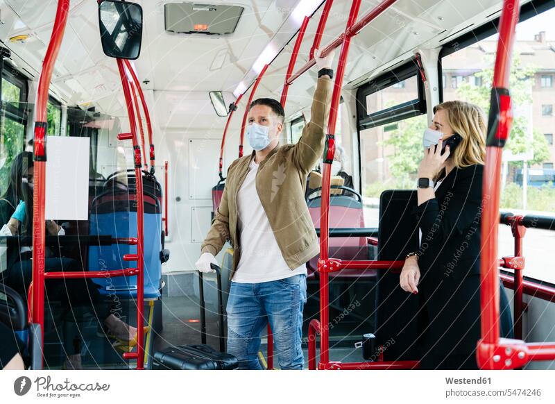 Fahrgäste mit Schutzmasken im öffentlichen Bus, Spanien Transport Transportwesen KFZ Verkehrsmittel Autobus Autobusse Busse Omnibus Omnibusse Telekommunikation