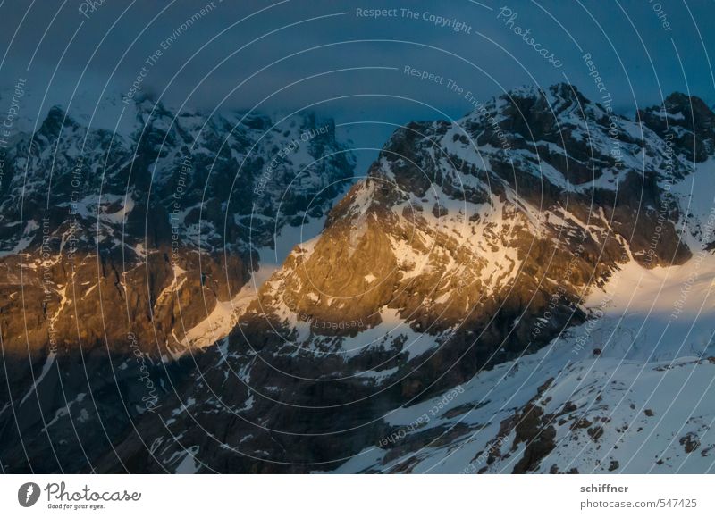 Lichtblick Umwelt Natur Landschaft Wolken Nachthimmel Sonnenlicht Felsen Alpen Berge u. Gebirge Gipfel Schneebedeckte Gipfel gelb gold Bergkette