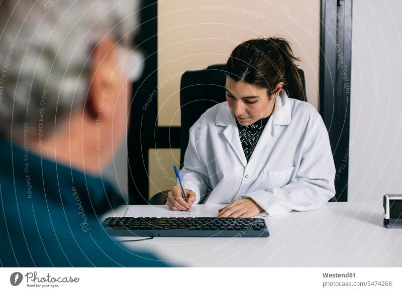 Arzt macht Notizen während einer Konsultation in der medizinischen Praxis Gesundheit Gesundheitswesen Erkrankung Erkrankungen Krankheiten Kranke Kranker