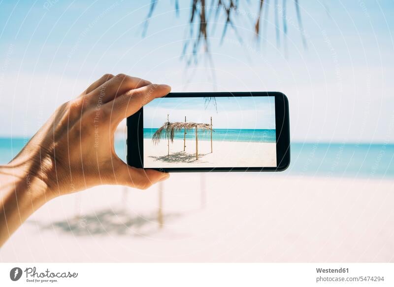 Thailand, Koh Lanta, Virgin Paradise Beach, Frau beim Fotografieren mit dem Handy Smartphone iPhone Smartphones fotografieren Strand Straende Strände Beaches