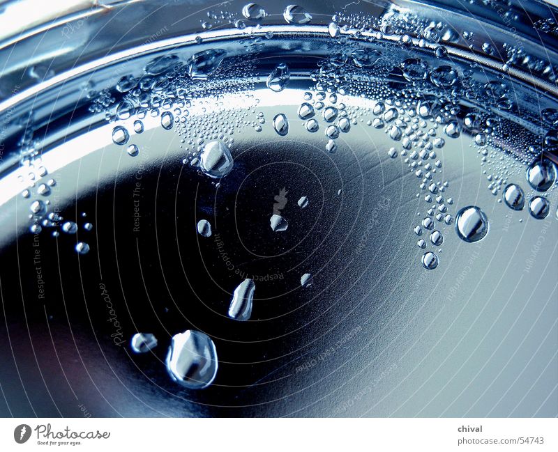 Kondenstropfen kondensieren glänzend Spiegel Stahl Am Rand Wasser Wassertropfen Wasserdampf Metall Reflexion & Spiegelung blau tröpfchen