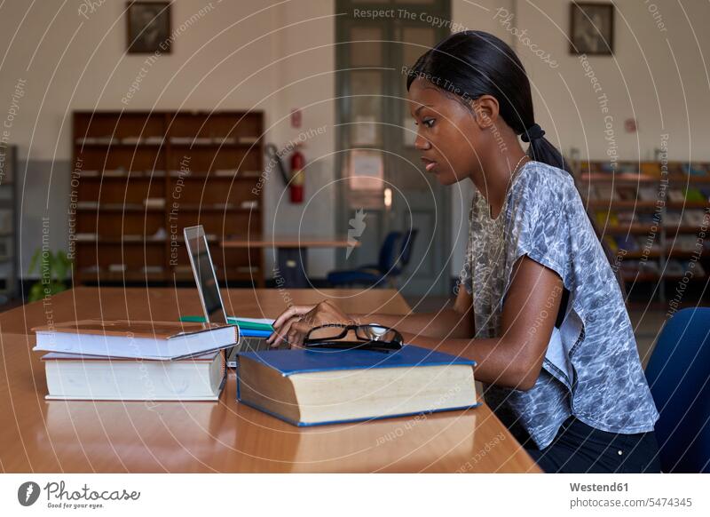 Junge Studentin bei der Arbeit am Laptop in der Nationalbibliothek, Maputo, Mosambik Leute Menschen People Person Personen Afrikanisch Afrikanische Abstammung