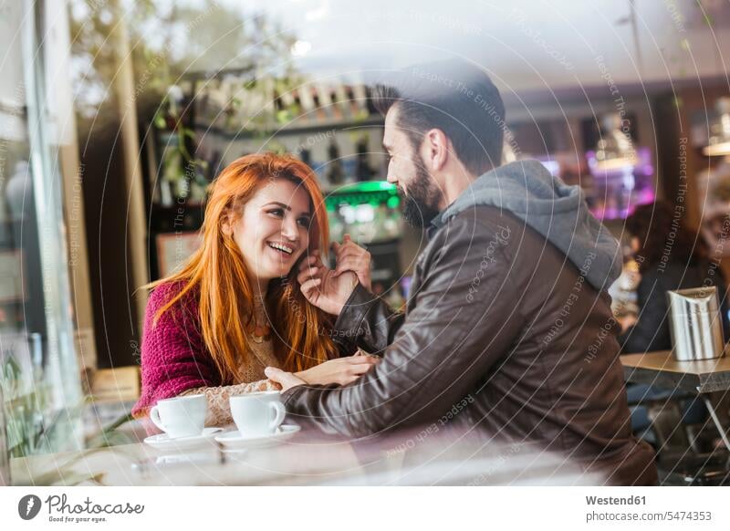 Verliebtes Ehepaar in einem Café Leute Menschen People Person Personen Europäisch Kaukasier kaukasisch 2 2 Menschen 2 Personen zwei Zwei Menschen erwachsen