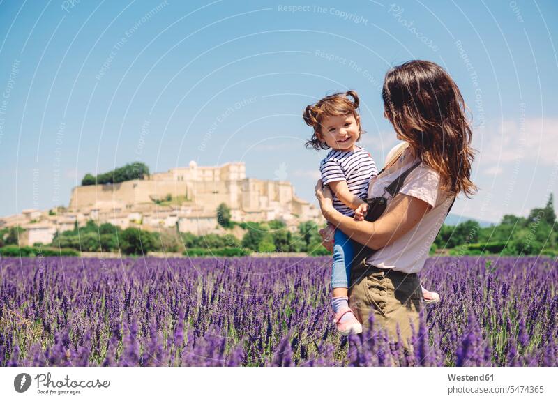 Frankreich, Grignan, Porträt eines glücklichen kleinen Mädchens zusammen mit seiner Mutter im Lavendelfeld Gemeinsam Zusammen Miteinander Mami Mutti Mütter Mama