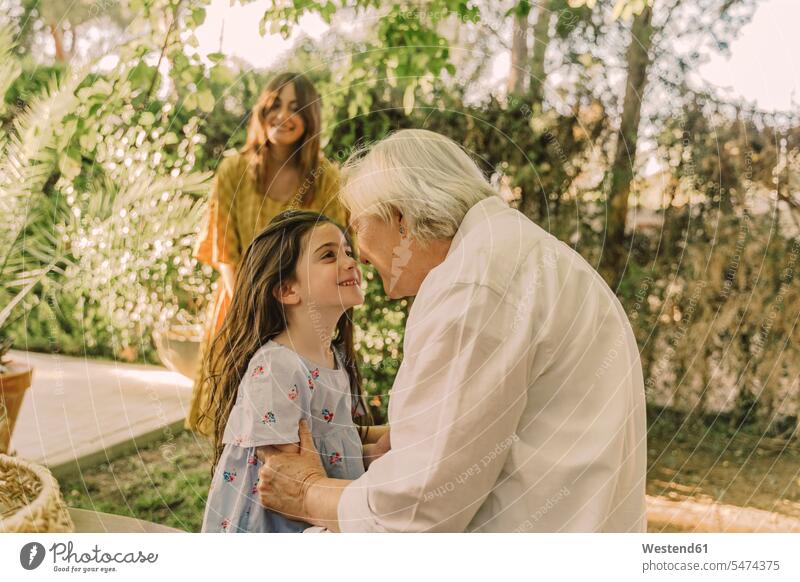 Lächelnde Frau sieht Mädchen an, das mit Großmutter im Hof spielt Farbaufnahme Farbe Farbfoto Farbphoto Spanien Freizeitbeschäftigung Muße Zeit Zeit haben