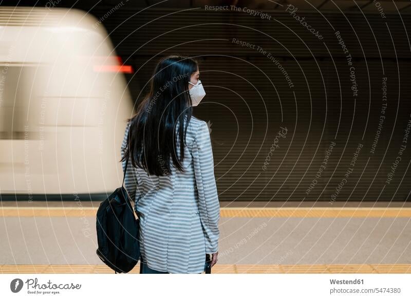 Weibliche Passagierin wartet während einer Pandemie in der U-Bahn-Station auf ihren Zug Schutzmaske Schutzmasken Maske Masken Infektion Infektionskrankheit