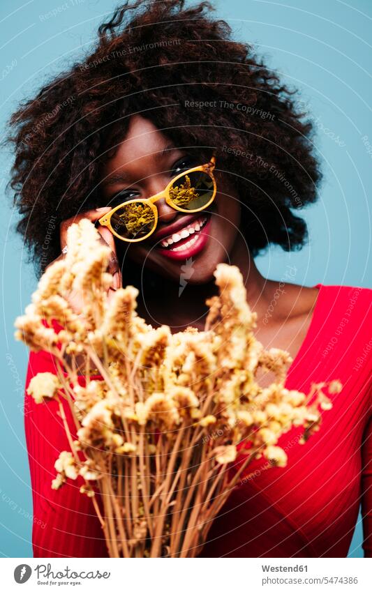 Porträt einer glücklichen jungen Frau mit Sonnenbrille und Pflanzen im Atelier Leute Menschen People Person Personen Afrikanisch Afrikanische Abstammung
