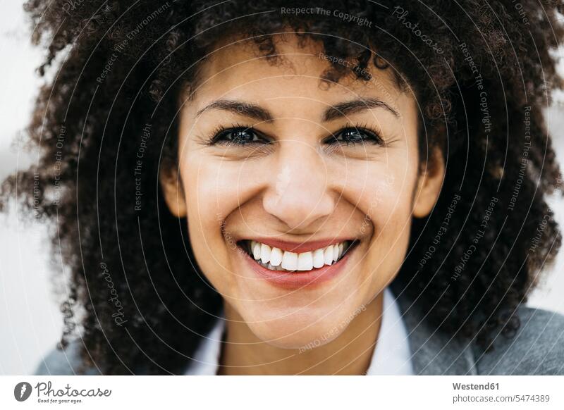 Porträt einer glücklichen Frau mit lockigem Haar Portrait Porträts Portraits Glück glücklich sein glücklichsein Locken lockiges Haar gelockte Haare