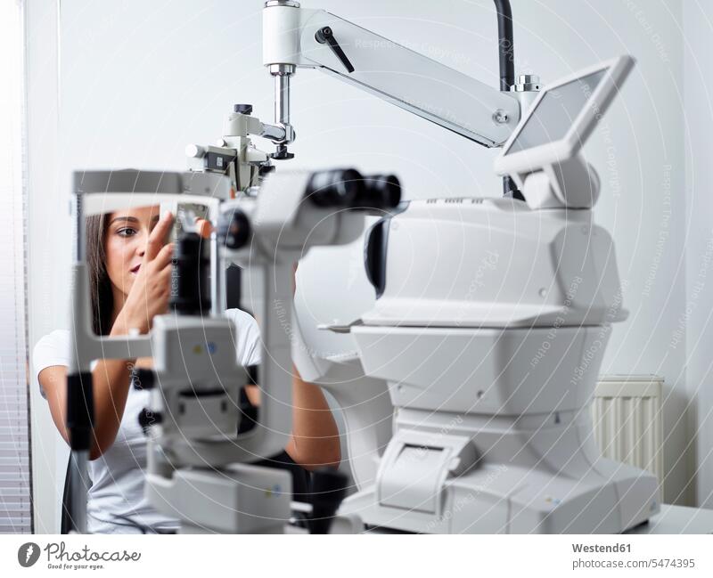 Optikerin, Junge Frau beim Sehtest Patientin Kranke Patientinnen Sehvermögen Augenlicht Sehvermoegen Sehkraft Optometrie Test testen überprüfen ueberpruefen