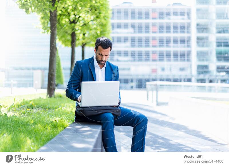 Geschäftsmann mit Laptop Drahtlose Technologie drahtlose Verbindung Drahtlose Kommunikation schnurlose Verbindung benutzen Notebook Laptops Notebooks