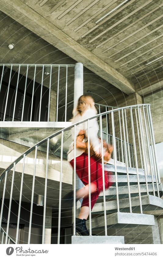 Geschäftsfrau eilt nach oben Geschäftsfrauen Businesswomen Businessfrauen Businesswoman treppauf Treppe Treppenaufgang Eile eilig Geschäftsleute