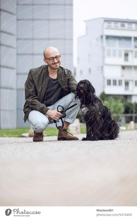 Mann und sein Hund in der Stadt alltäglich Leute Menschen People Person Personen Europäisch Kaukasier kaukasisch 1 Ein ein Mensch eine nur eine Person single