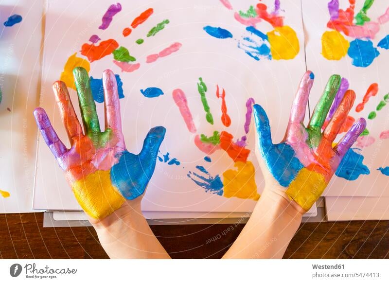 Mädchen spielt mit Fingerfarben weiblich malen Hand Hände Farbe Anstrich Farben Anstriche Handabdruck Handabdrücke Abdruck Abdruecke Abdrücke Kind Kinder Kids