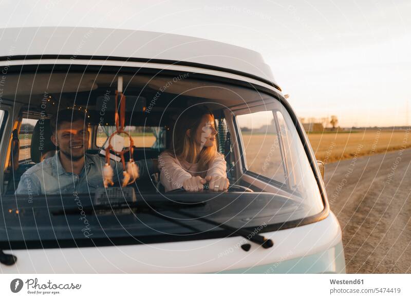 Paar fahren Wohnmobil auf Feldweg in der ländlichen Landschaft Pärchen Paare Partnerschaft Campingbus Feldwege Landschaften auf dem Land auf dem Lande fahrend