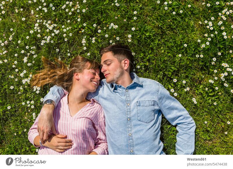 Glückliches junges Paar entspannt auf Gras in einem Park, Blick von oben Toskana frisch verliebt sich verlieben Schöne Stunden Qualitätszeit Lebensqualität