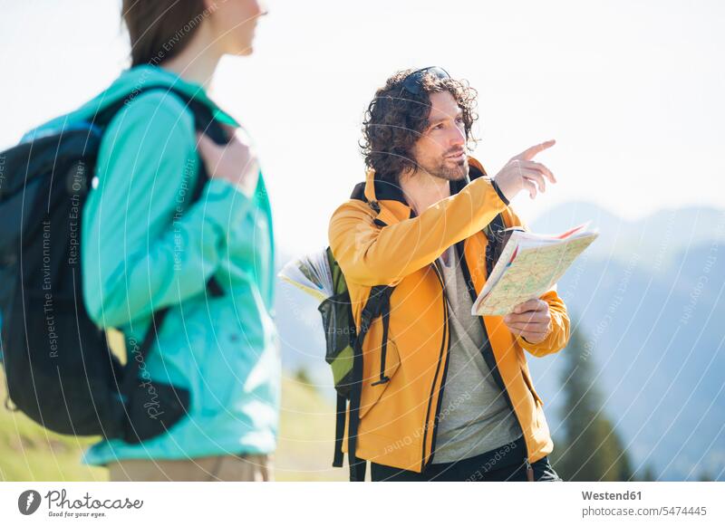 Wandererpaar mit Karte, Wallberg, Bayern, Deutschland Jacken entdecken erforschen Erforschung erkunden Erkundung Muße Miteinander Zusammen orientieren